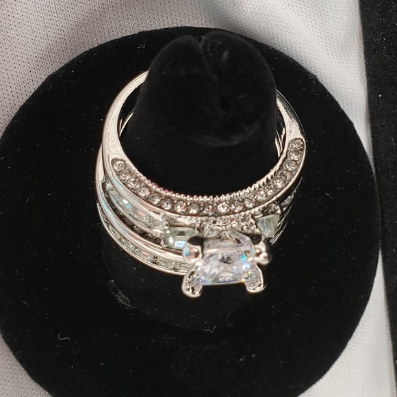 Silvertone Wedding Ring Set - Picture 3 of 4